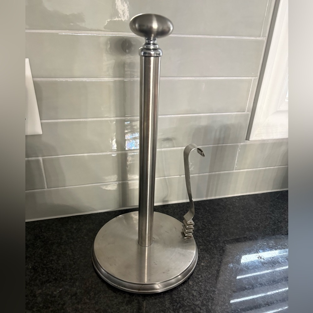 Umbra silver paper towel holder very good condition ret $79